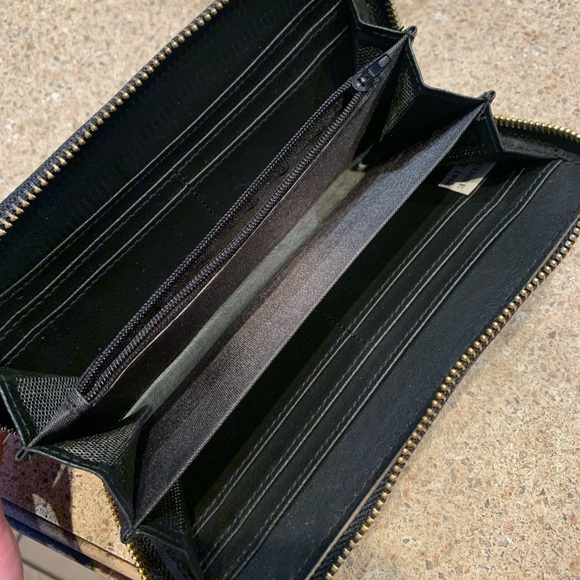 Wallet with wood design. - Picture 2 of 2